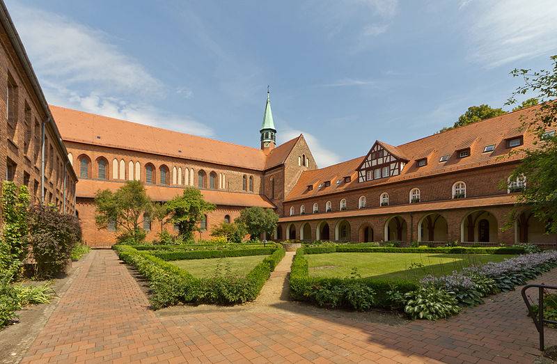 Cloister garden courtyard and St. Marien church (rear) of the Kloster Lehnin (Lehnin abbey, a German Brick Gothic era monastery near Brandenburg/Havel, in Landkreis Potsdam-Mittelmark, Brandenburg).<br>
	                <span class=%22copy%22>
                    © A.Savin [CC-BY-SA-3.0-2.5-2.0-1.0], <a href=%22#%22 target=%22_blank%22>via Wikimedia Commons</a>
                </span>
	                